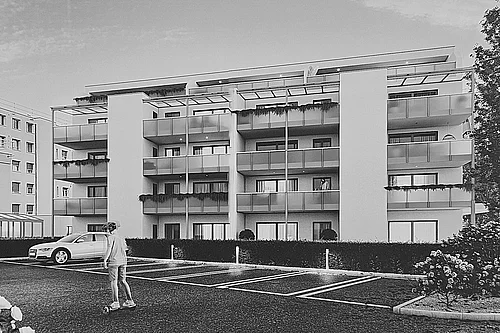 Vista esterna di un moderno condominio (quattro piani) con balconi continui e parapetti in vetro, siepe e posti auto; in primo piano, una persona che si sposta su un monopattino elettrico.