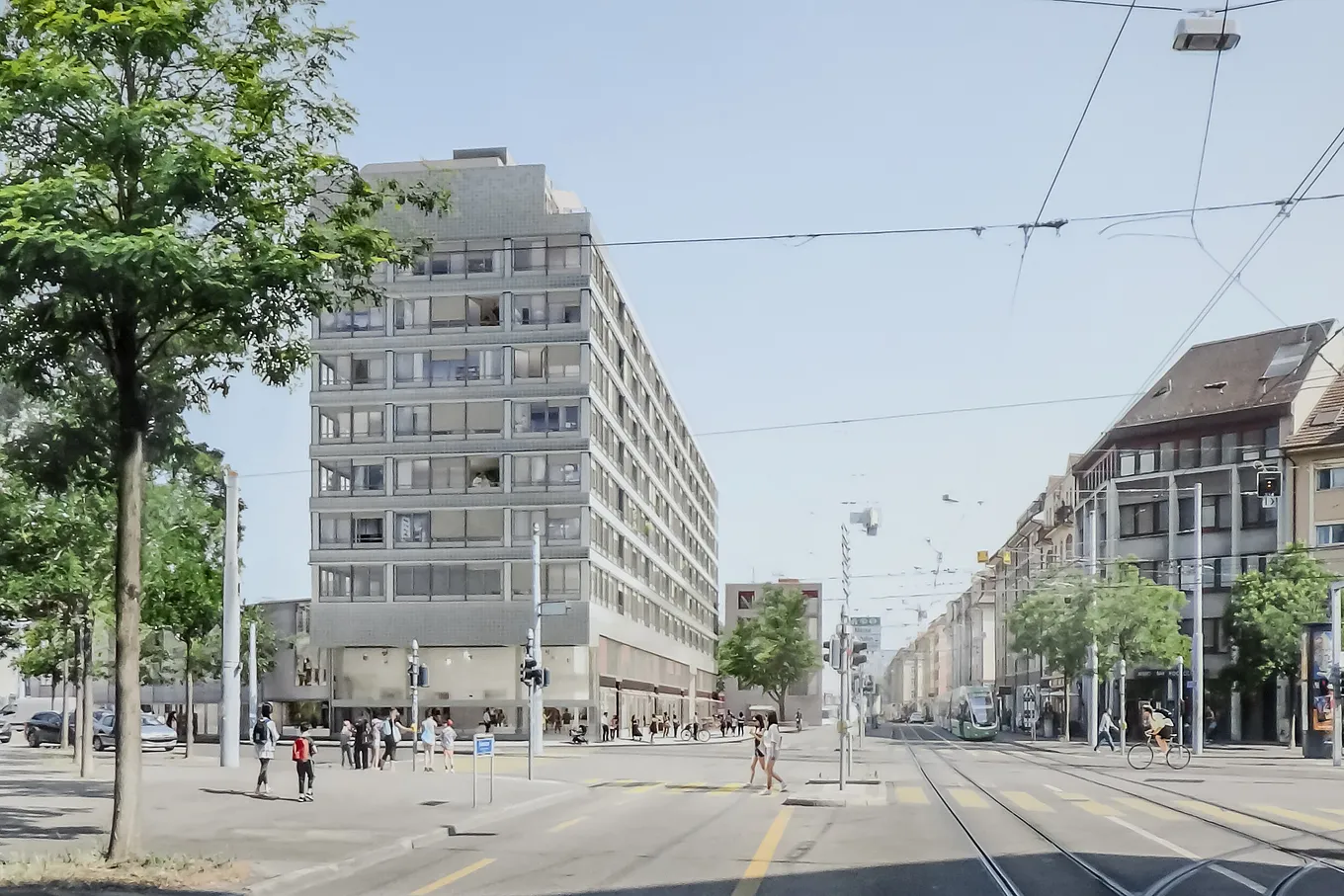 Stadtansicht einer Kreuzung in Basel: großes mehrgeschossiges Betongebäude mit Reihenfenstern links, Tramgleise und Oberleitungen im Vordergrund, Fußgänger, Velofahrer, Bäume und Ladenzeile rechts.